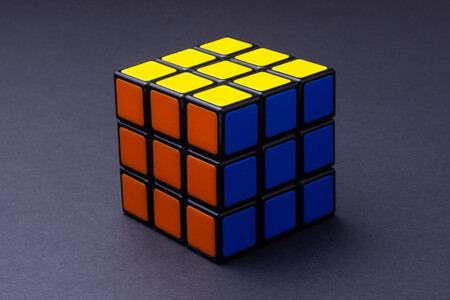 IA de la mano de un robot que realiza el cubo de Rubik